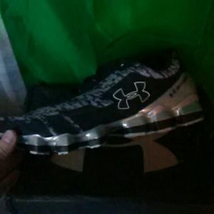 Under armour size 11 mens shoes